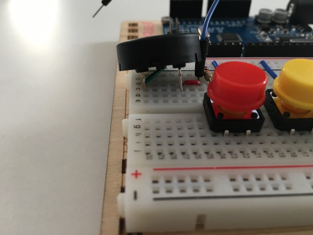 Piezo Buzzer auf einem Arduino Breadboard
