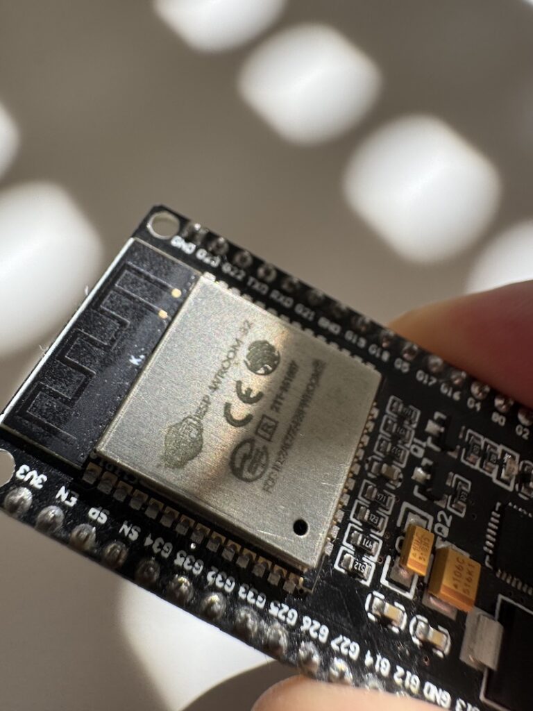 Grossaufnahme, um die ESP32 Modellnummer abzulesen