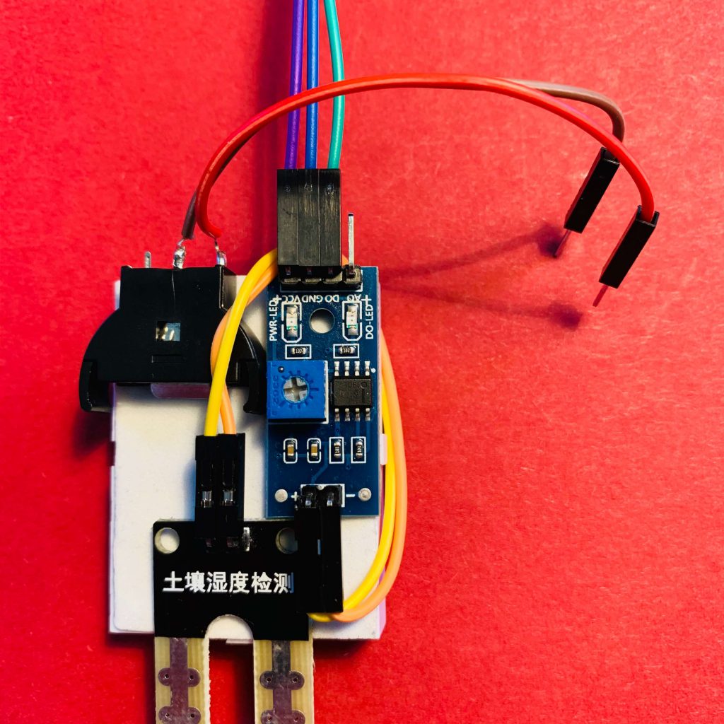 Die Kabel an den übrigen Pins des Feuchtigkeitssensors