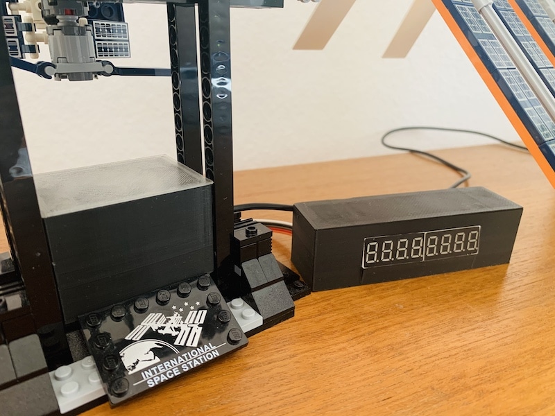 Aufbau ESP8266, Neopixel, Display unter der LEGO ISS